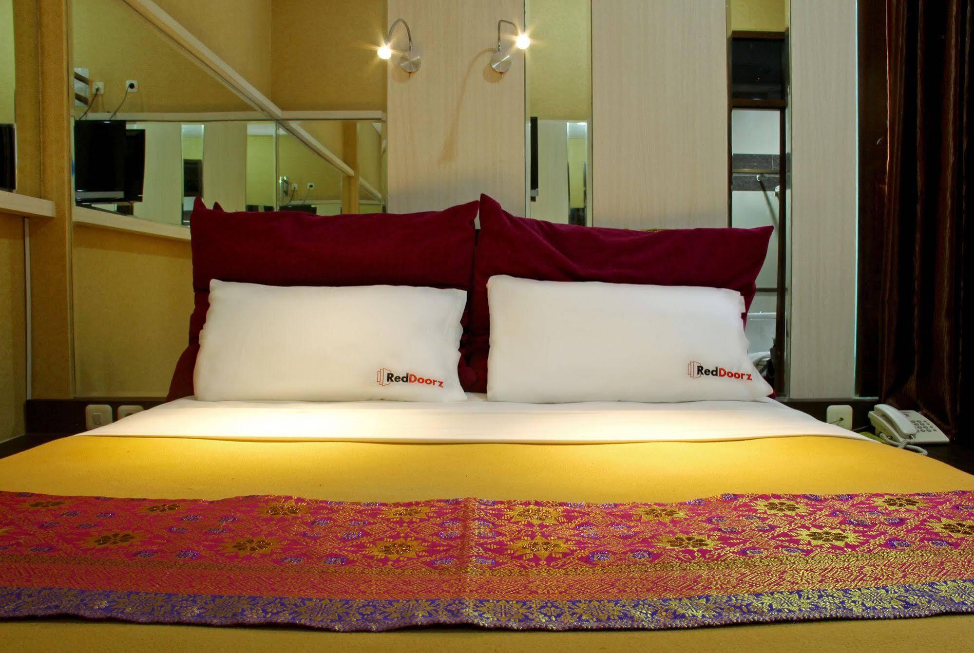 Reddoorz Plus @ Natuna Bandung Exterior photo